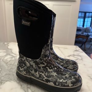 kids bogs classic boots in digital camo print youth size 5